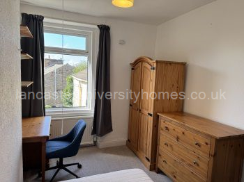 Middle floor, back bedroom. Nice size, very comfy bed!