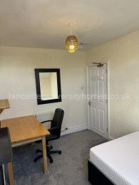 Top floor, back bedroom. Pic 2